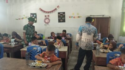 Babinsa Koramil 01/AK Dampingi MBG di Wilayah Binaan