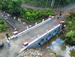 Kodim 0213/Nias Bersama Yon TP 903/Baluseda Rampungkan Pembangunan Jembatan Aramco di Desa Tetehosi Maziaya, Kec. Sitolu Ori