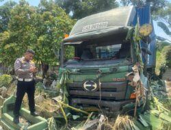 Truk Trailer Oleng Tabrak Kuburan di Tol Belmera, Enam Orang Terluka