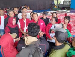 Bawa Ratusan Logistik Pengungsi Sinabung, Rapidin Simbolon Tegaskan PDI Perjuangan Hadir di Tengah Rakyat