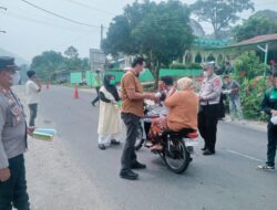 Kapolsek Kerajaan dan Forkopimca Bagikan Masker di Tengah Kabut Asap