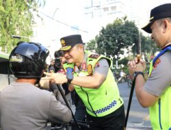 Kapolda Sumut Bagikan Helm dan Imbau Tertib Lalu Lintas