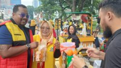 Bendahara PDK Kosgoro 1957 Kota Medan Borong Jualan UMKM di HUT ke-62 Partai Golkar