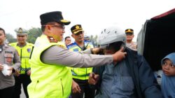 Wakapolda Sumut Turun ke Jalan, Bagikan Helm dan Ajak Warga Tertib Berlalu Lintas