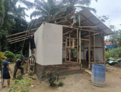 Dinding dan Atap Mulai Terpasang, Harapan Baru Pak Suroto Kian Nyata Berkat Gotong Royong Satgas TMMD ke-130