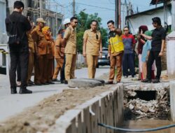 Dampingi Wali Kota Tinjau Drainase Mangaan 1,Kadis SDABMBK Khairul Azmi Pastikan Pengerjaan U-Ditch Capai 75 Persen