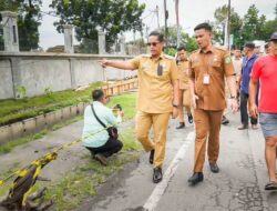 Khairul Azmi Dampingi Rico Waas Tinjau Pembangunan Trotoar Juanda–Merak Jingga, Jalur Disabilitas Jadi Perhatian